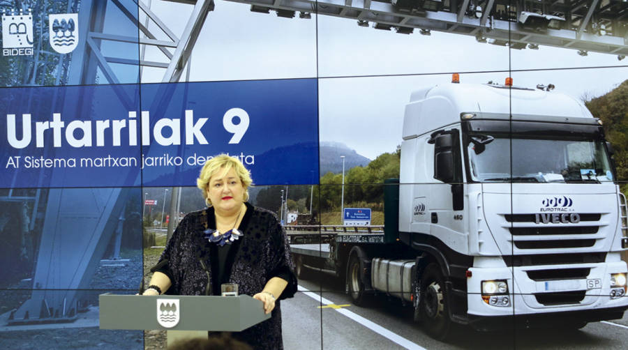 La diputada de Infraestructuras de Gipuzkoa, Aintzane Oiarbide, durante la presentaci&oacute;n del sistema AT de cobro de peajes.