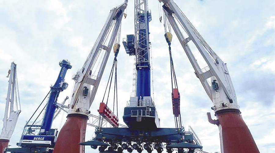 Descarga de la primera grúa en el Puerto de Bilbao.