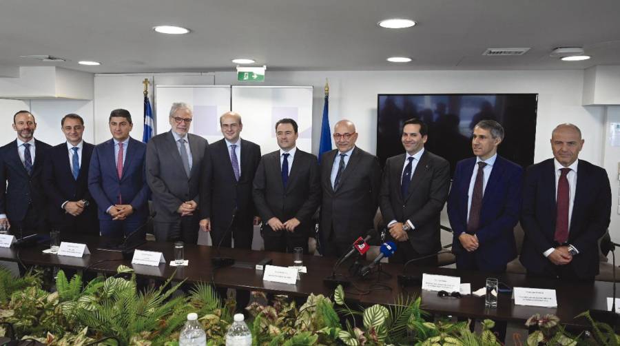 El Director General de GROWTHFUND Gregory D. Dimitriadis; el viceministro de Desarrollo, Maximos Senetakis; el ministro de Desarrollo Rural y Alimentación, Lefteris Avgenakis; el ministro de Asuntos Marítimos y Política Insular, Christos Stylianides; el ministro de Finanzas, Kostis Hatzidakis, el Director General del Fondo de Desarrollo de Activos de la República Helénica, Dimitris Politis, el Presidente y Director General de Grimaldi Euromed S.p.A., Emanuele Grimaldi, el Director Comercial Corporativo de Short Sea del Grupo Grimaldi, Guido Grimaldi, el Presidente del Consejo y Director General de SYMMETOCHES LIMENOS IRAKLEIOU S.A, Paul Kyprianou y el Director General de Minoan Lines, Loukas Sigalas.