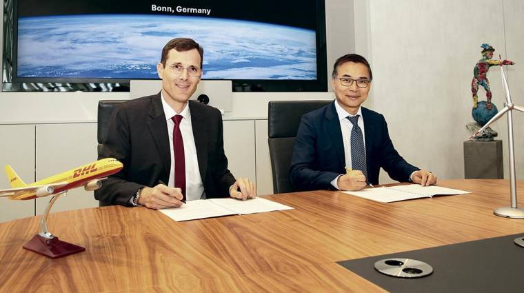 Tobias Meyer, CEO de DHL junto a Lei Zhang, presidente del Grupo Envision, en la firma del acuerdo.
