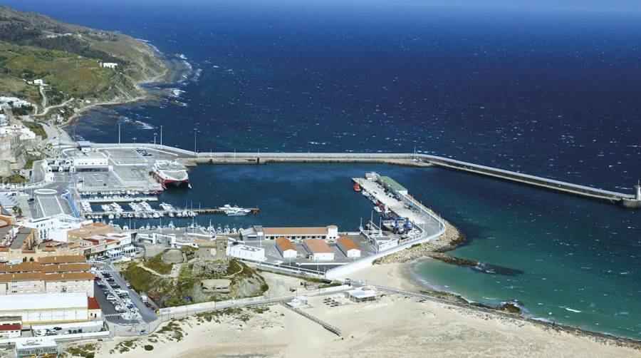 El contradique del Puerto de Tarifa ha estado continuamente expuesta a los temporales marítimos amortiguando y disipando el oleaje que entra en la bocana del puerto del Estrecho.