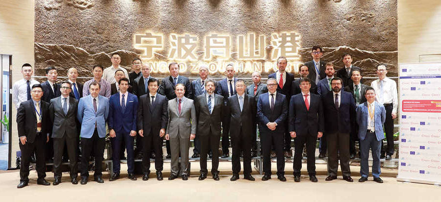 Foto de grupo de las autoridades portuarias y las comunidades empresariales de Algeciras y Ningbo-Zhoushan presentes ayer en las sesiones de trabajo.