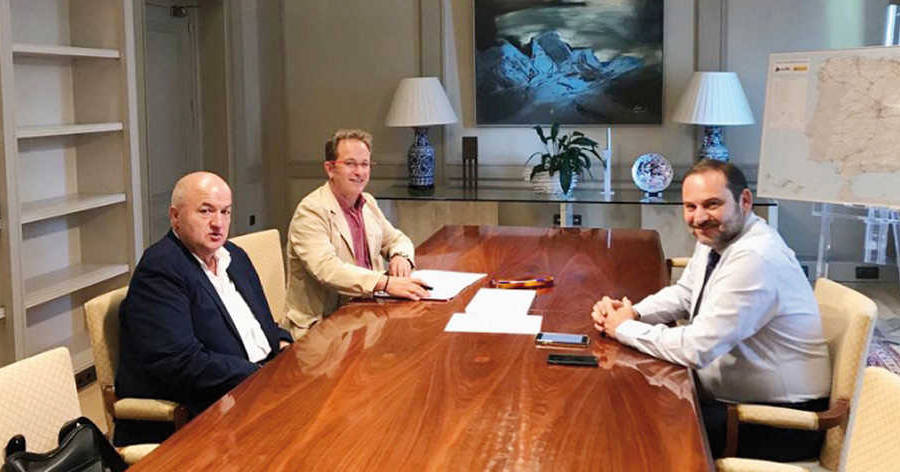 El secretario general de FeSMC UGT, Miguel Ángel Cilleros, y el secretario general de FICA UGT, Pedro Hojas, se reunieron con el ministro de Fomento, José Luis Ábalos