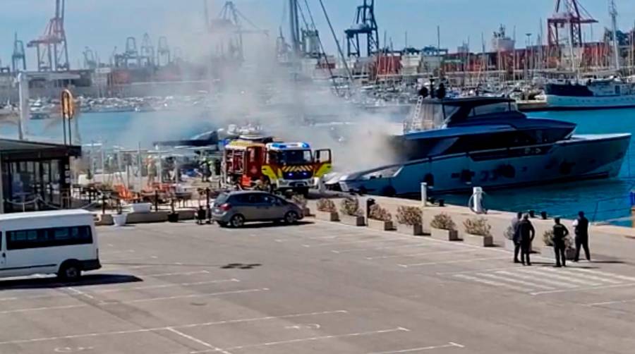 Un yate sufre un incendio en La Marina del Puerto de Valencia