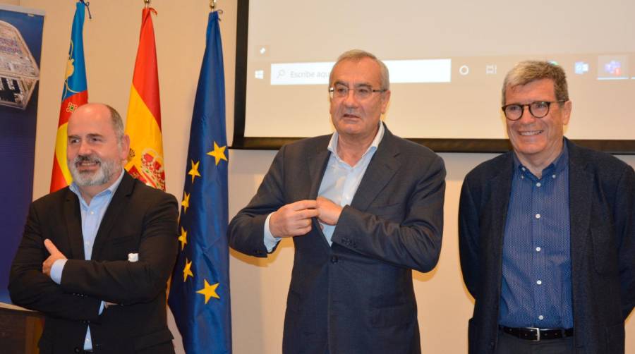 Juan Manuel Díez, jefe de Planificación Estratégica e Innovación de la APV; José Llorca, jefe de Innovación de Puertos del Estado; y Aurelio Martínez, presidente de la Autoridad Portuaria de Valencia. Foto: Raúl Tárrega.