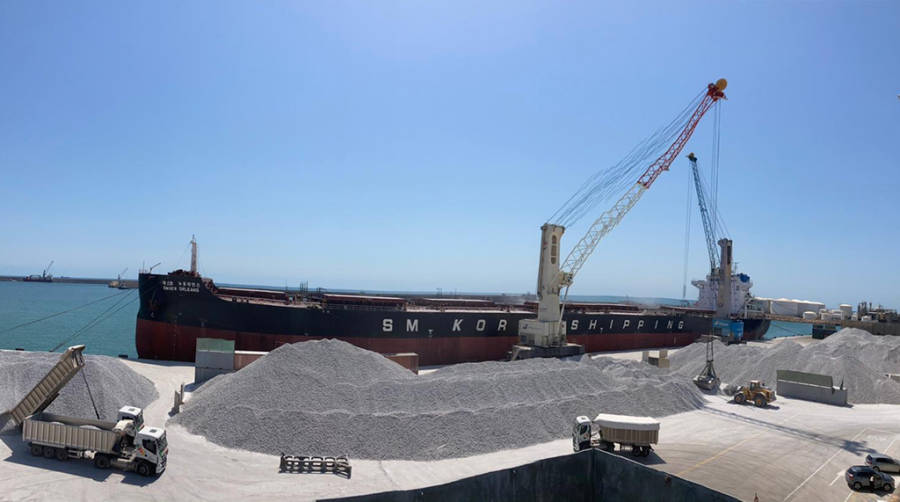 La terminal de PortSur del puerto de Castell&oacute;n acoge desde hoy una operativa de embarque de 76.400 toneladas de anhidrita procedentes de canteras de Soneja y Segorbe con destino a Canad&aacute;.