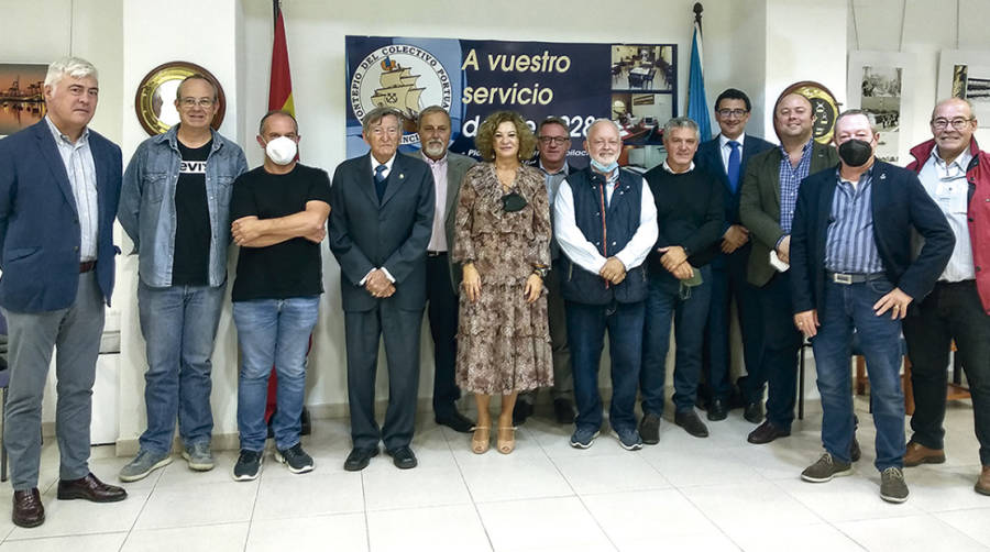 Participantes en el torneo junto a Juan Cubells, miembro de la Junta Directiva de Propeller Valencia (quinto por la izquierda), y Pepa Ruano, presidenta del Montep&iacute;o del Colectivo Portuario de Valencia (sexta por la izquierda).