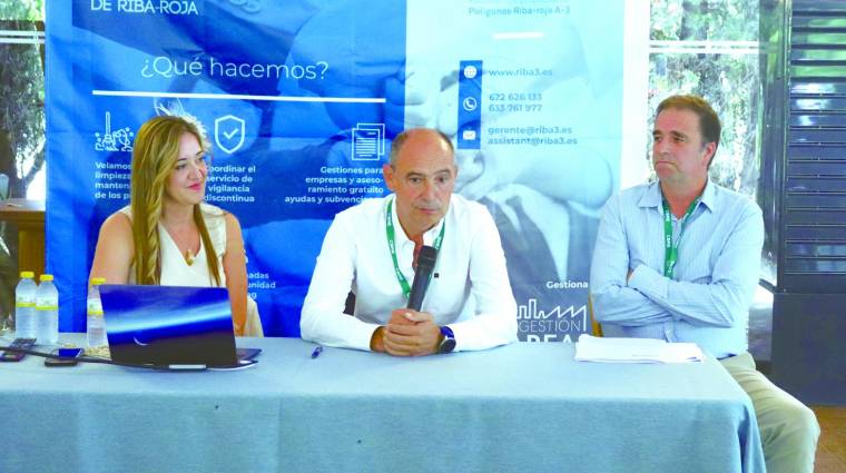 La gerente de la asociación, Romina Moya, junto al nuevo presidente, Eugenio Sánchez y el presidente saliente, Andrés Morata.