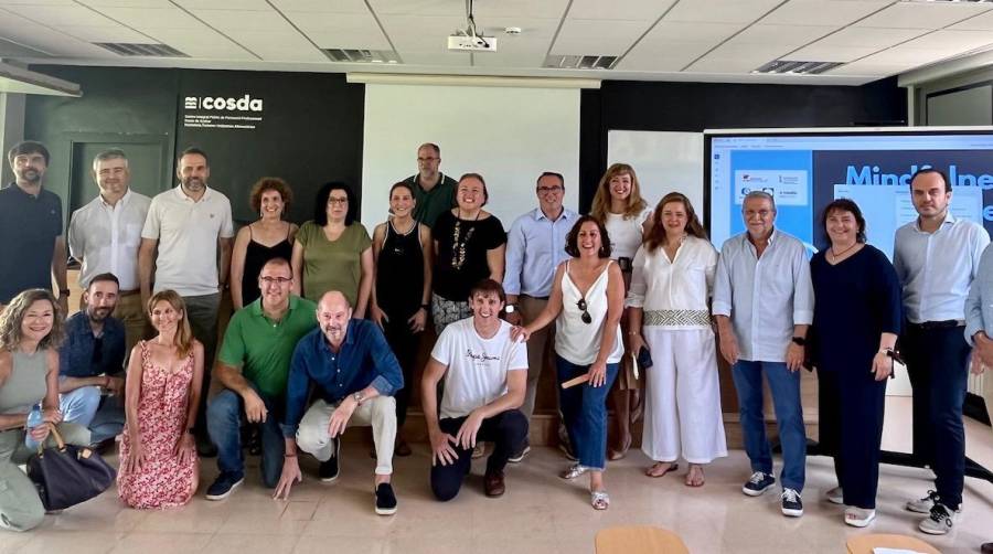 La Autoridad Portuaria y la Fundación PortCastelló han organizado hoy la jornada “Desconectar para reconectar”, un “team building” dirigido a la comunidad portuaria.