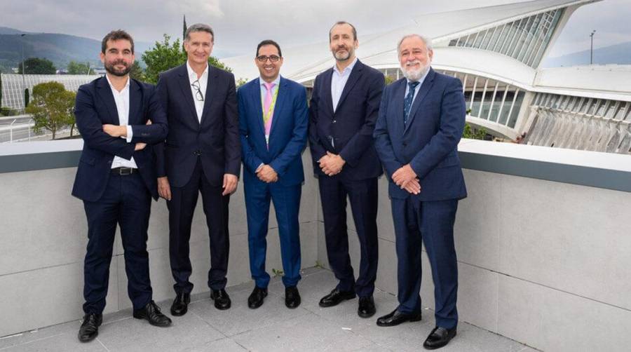 Francisco López Noguera, director de Operaciones de Aeropuertos de Iberia; José Luis de Luna, director de Aeropuertos de Iberia; Iván Grande, director del Aeropuerto de Bilbao; Carlos Suárez, director de Movilidad de Repsol; y José Ignacio Zudaire, adjunto al CEO de Petronor.