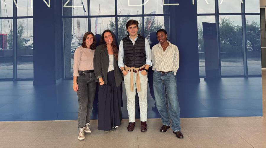 Antonio Medina, CEO de Packar, junto al equipo de la startup. De izquierda a derecha, Patricia Calvo, Patricia López, Antonio Medina y María Moltó. En la imagen falta Benjamín Bautista, también del equipo que teletrabaja.