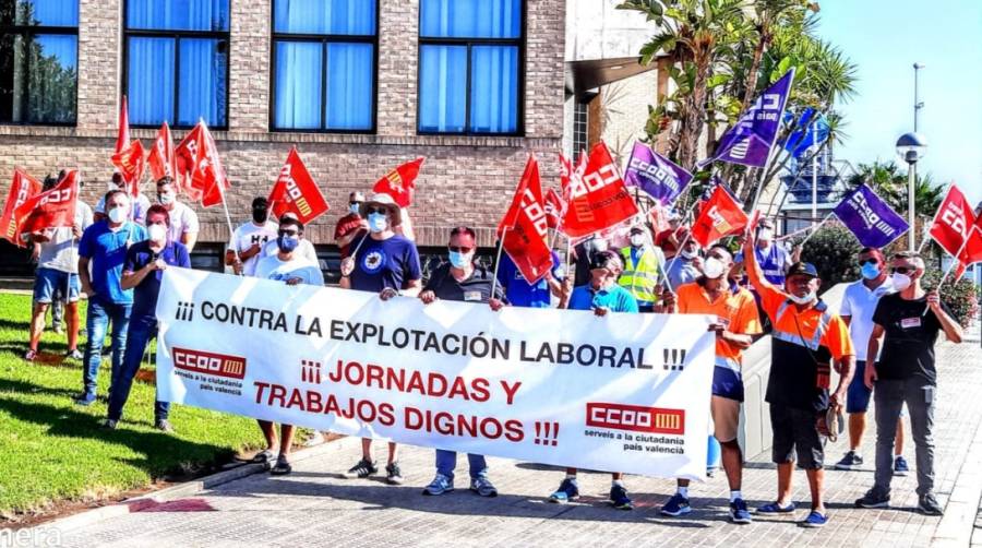 Trabajadores concentrados en la sede de la APV en Sagunto el pasado mes de julio.