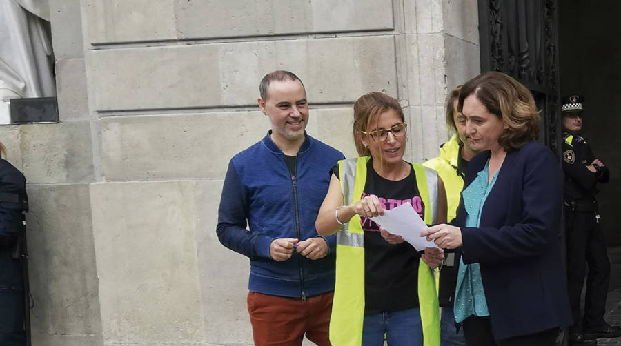 Los estibadores entregan a la alcaldesa de Barcelona un manifiesto &quot;en defensa de los derechos laborales y civiles&quot;