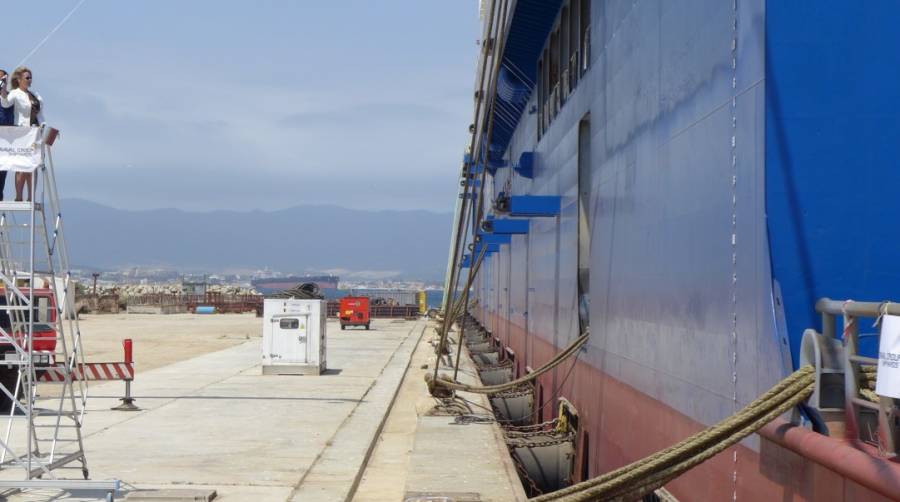 Algeciras acoge el bautizo del nuevo dique flotante de Cernaval&nbsp;